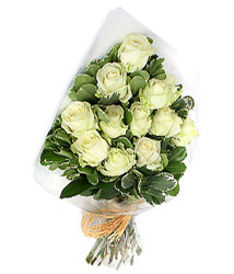 Ankara çiçekçilik görsel çiçek modeli firmamızdan 11 adet beyaz gülden buket çiçeği